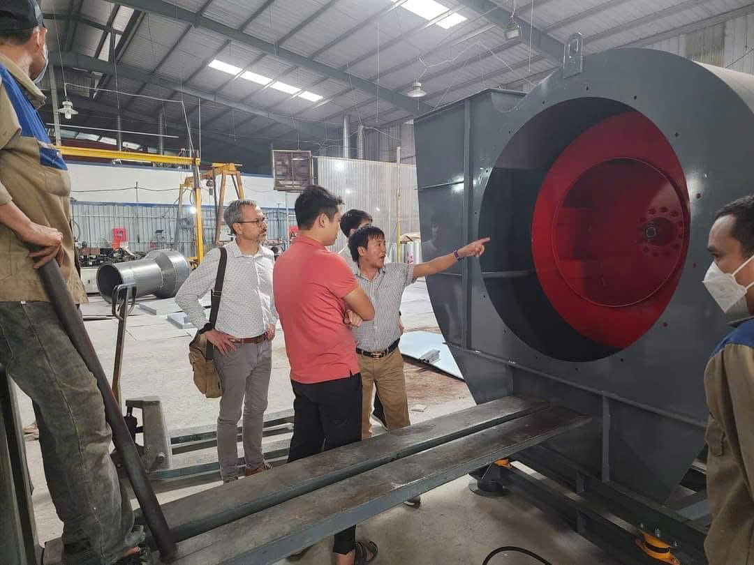 Đội ngũ kỹ sư AES kiểm tra quạt ly tâm công nghiệp tại xưởng chế tạo