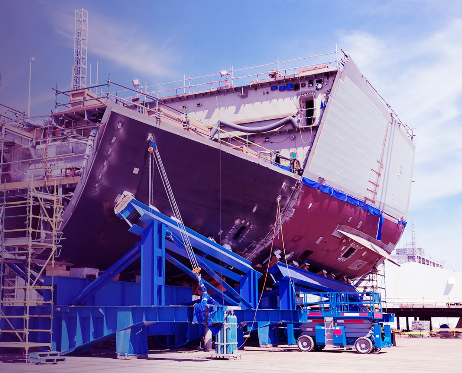 Khối thân tàu đang lắp ráp tại nhà máy đóng tàu — AVEVA cho ngành hàng hải